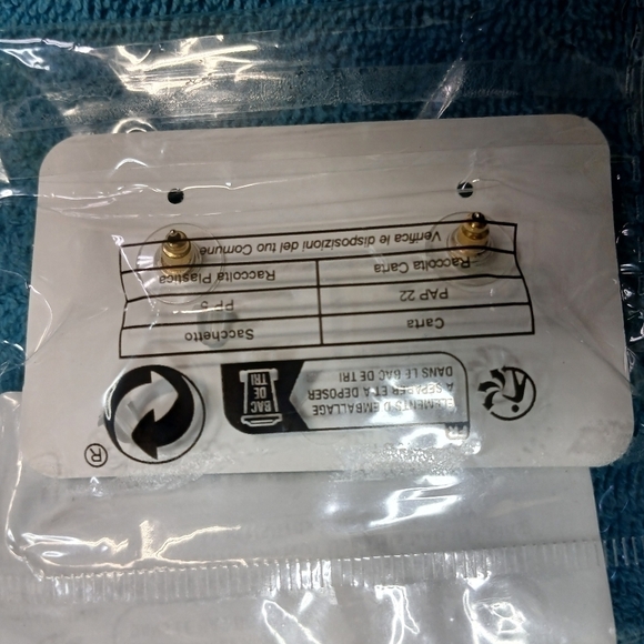 Goldtone strawberry post earrings new - Picture 3 of 3